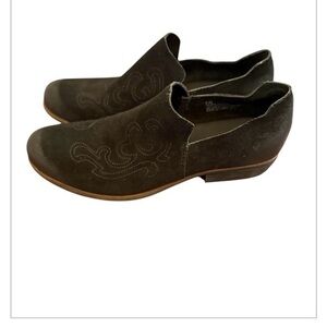 Korks by Kork-Ease Shoes Black Leather Upper Embroidered Slip On Shoes 8.5